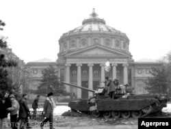 Tanc în fața Ateneului Român, București