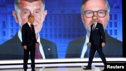 Fostul premier ceh, Andrej Babiš (stânga) și premierul actual, Petr Fiala, la o dezbatere televizată pe 1 octombrie, înainte de alegerile parlamentare 