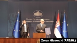 Premijer Srbije Miloš Vučević tokom ceremonije uručenja Izveštaja Evropske komisije za Srbiju za 2024. godinu (desno).