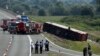 Zjarrfikësit dhe ambulanca arrijnë në vendin ku u aksidentua autobusi i linjës Frankfurt-Prishtinë. Sllavonski Brod, 25 korrik 2021.
