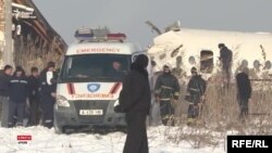 Обломки самолета Fokker 100 авиакомпании Bek Air у строения на территории вблизи алматинского аэропорта. 27 декабря 2019 года.