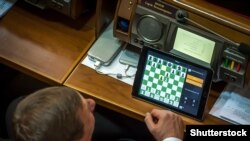 Передбачається, що ідентифікаційні картки будуть забезпечувати доступ до приміщень Верховної Ради і до голосування