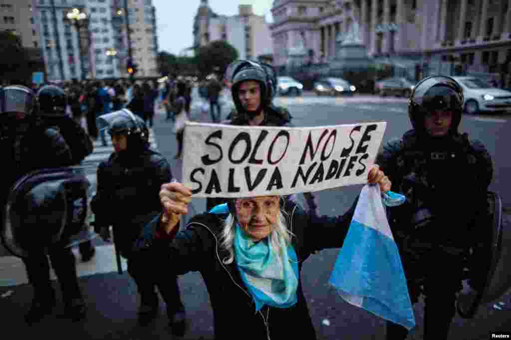 Nyugdíjas, de nem tétlenkedhet. Sok más szépkorú társához hasonlóan Olga is küzd a megélhetésért, és tüntet saját maga és a többi nyugdíjas méltó életkörülményeiért. Teszi mindezt úgy, hogy nem nagyon látszik a fény az alagút végén: az argentin nyugdíjrendszer válságba jutott, a dél-amerikai ország bevétele korántsem elegendő ahhoz, hogy méltó életkörülményeket biztosítson szépkorú állampolgárai számára a munkával töltött kemény évek után