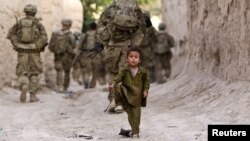 Солдати американської армії патрулюють вулиці афганського містечка