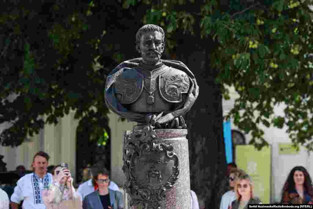 Це перший пам'ятний знак гетьману Івану Мазепі у Києві. 14 липня 2026 року.За підтримки Мазепи наприкінці XVII – на початку XVIII століть звели оборонні мури, церкву Всіх Святих, відреставрували Троїцьку надбрамну церкву, Успенський собор та інші монастирські споруди