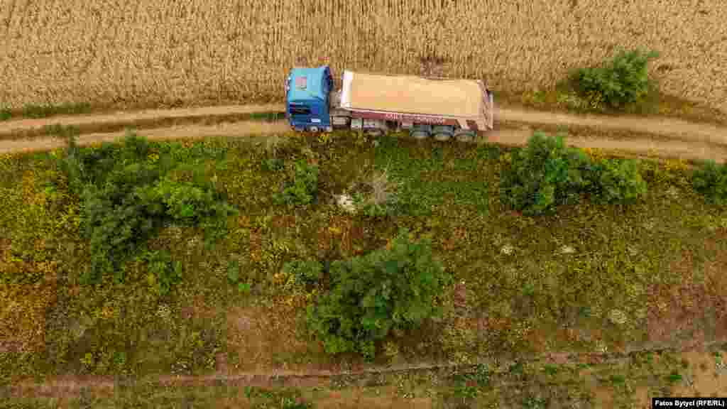 Një kamion transporton grurin e korrur në afërsi të Prishtinës.&nbsp; &nbsp;