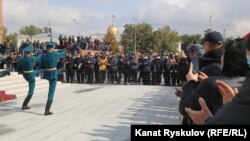 Массалык башаламандыктын экинчи күнү. Бишкек шаары, Ала-Тоо аянты. 6-октябрь, 2020-жыл.