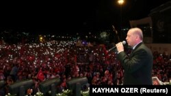 Redžep Tajip Erdoan, predsednik Turske, na mostu preko Bosfora u Istanbulu 15. jula 2018. govori na obeležavanju druge godišnjice pokušaja državnog udara. Neuspeli prevrat označio je početak talasa suđenja i pritvaranja desetina hiljada onih koji su označeni kao organizatori.