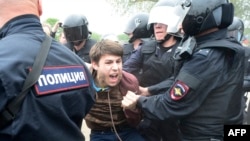 Russian police officers detain a participant in an unauthorized opposition rally in Saint Petersburg. (file photo)