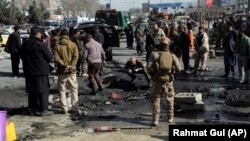 نیروهای امنیتی در حال بررسی محل رویداد انفجار در شهر کابل