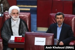 در کنار محمود احمدی‌نژاد در افتتاحیه پنجمین دوره مجلس خبرگان در خرداد ۹۵