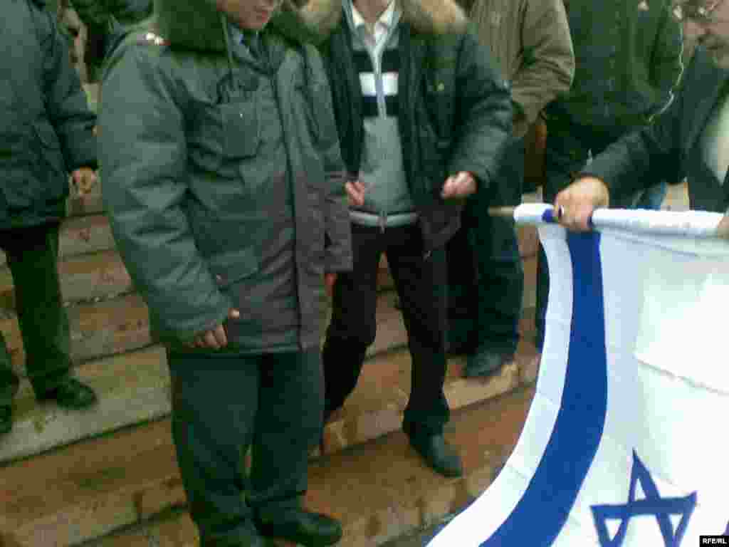 Правоохранительными органами Кыргызстана задержаны организаторы акции по сожжению государственных флагов США и Израиля Нурлан Мотуев и Турсунбай Бакир уулу. 