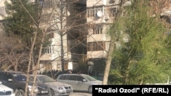 Дар маҳали ҳодиса гурӯҳе аз мардум ва маъмурони милиса ҷамъ омада буданд.