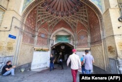 Teheran, Iran, 16 iunie 2025 - oamenii trec pe lângă magazinele închise din Marele Bazar.