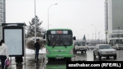 Aşgabatda ýol gurluşygy alnyp barlanda, köçelere ýygnanýan suwlar lagym turbalary bilen akyp gider ýaly ýagdaý döredilmändir.