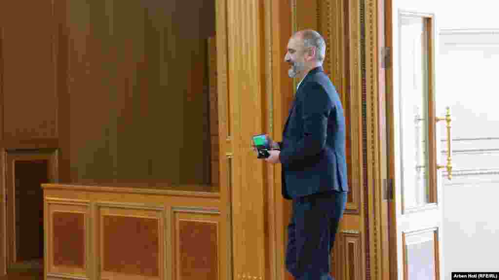 Deputeti i LVV-së, Artan Abrashi duke shkuar në sallën plenare. 