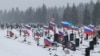 Flamuj rusë të vendosur mbi varret e ushtarëve rusë në Shën Petersburg. 
