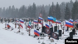 Flamuj rusë të vendosur mbi varret e ushtarëve rusë në Shën Petersburg. 