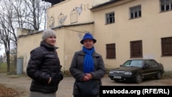 Тацяна Севярынец і Алена Шабуня на фоне графіці ў Віцебску