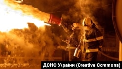 Ілюстраційне фото. Пожежники працюють на місці удару російської ракети та безпілотника. Київ, 24 січня 2026 року