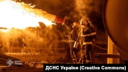 Пожежники працюють на місці удару російської ракети та безпілотника. Київ, 24 січня 2026 року