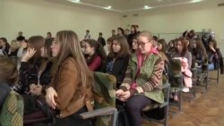 „La noi încă societatea doarme. Se vede şi după cum vin tinerii la vot”