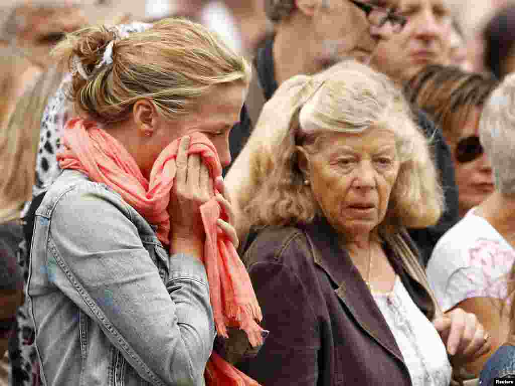 Građani Norveške minutom ćutanja odaju počast nastradalima u terorističkim napadima, 25. jul 2011.