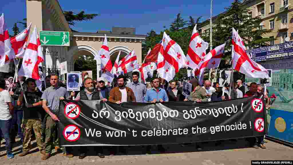 Позднее к парку подтянулись участники колонны, протестующей против празднования Дня Победы вообще.