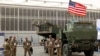 عکس مربوط به شماری از نظامیان آمریکا در نخستین نمایشگاه دفاعی جهانی عربستان سعودی در اسفند پارسال است
