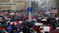 Дзясяткі тысяч чалавек ідуць па Кальварыйскай вуліцы ў Менску