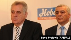 Tadašnji lider SNS-a Tomislav Nikolić sa liderom SNP-a Andrijom Mandićem u Podgorici, novembar 2011.