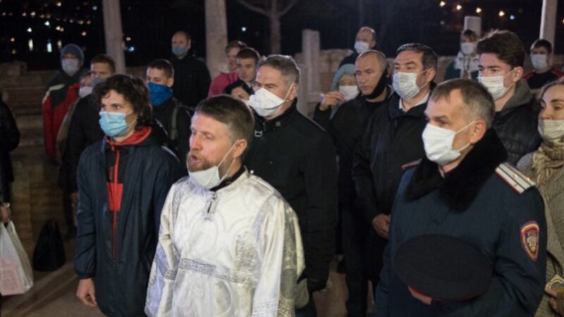 В Севастополе УПЦ (МП) провела крестный ход в масках (+фото)