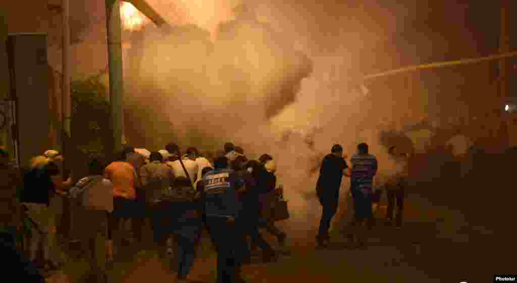 Amrenia - Protesters are dispersed by riot police in Yerevan's Sari Tagh neighborhood, 29Jul2016.