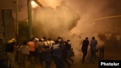 Amrenia - Protesters are dispersed by riot police in Yerevan's Sari Tagh neighborhood, 29Jul2016.