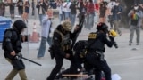 Протесты в Лос-Анджелесе после многочисленных задержаний мигрантов подраздедениями миграционной полиции ICE, июнь 2025