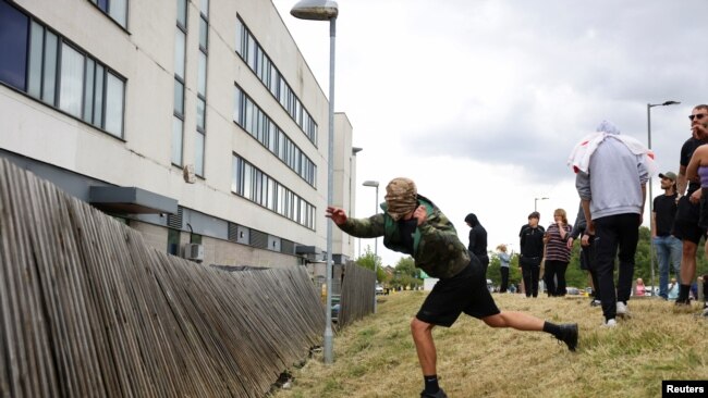مظاهره‌چيان پر هغو سيمو بريدونه کوي چې مسلمان په‌کې شتون ولري.