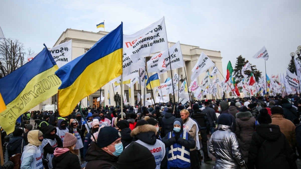 neskolyko-tysyach-predprinimateley-protestuyut-pod-radoy-ulica-grushevskogo-perekryta Несколько тысяч предпринимателей протестуют под Радой, улица Грушевского перекрыта