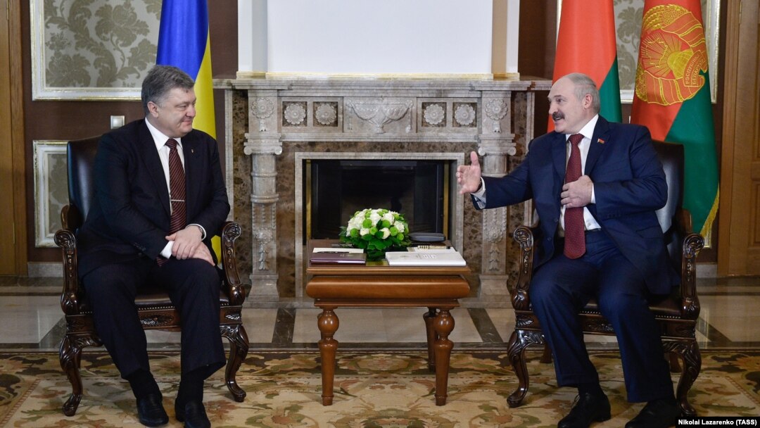 Петро Порошенко (л) і Олександр Лукашенко під час зустрічі в Гомельській області, Білорусь, 26 квітня 2017 року