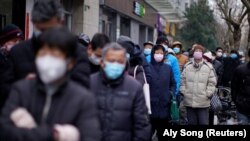 Ілюстрацыйнае фота. Людзі ў масках на вуліцах Шанхаю