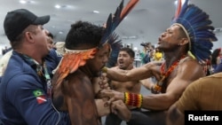 Etirazçılar Belemdə COP30-un keçirildiyi yerə daxil olurlar