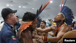 Бразилияда өтүп жаткан Бириккен Улуттар Уюмунун климат боюнча жыйынына түпкүлүктүү калктын өкүлдөрү нааразылык билдирип, кирип барганга аракет кылышты. 11-ноябрь, 2025-жыл. Белем шаары.