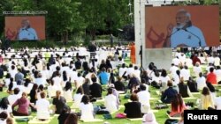 Indijski premijer Narendra Modi govori okupljenima na obeležavanju Međubarodnog dana joge kod sedišta UN u Njujorku, 21. jun 2023.