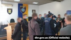 Бюро звинувачує поліцейських у тому, що вони змушували громадян скоювати злочини