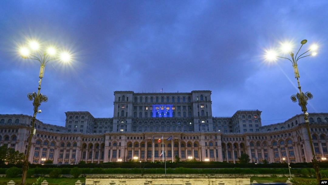 Steagul UE a fost proiectat miercuri pe fațada Parlamentului României - 8 mai 2024.