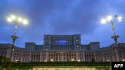 Steagul UE a fost proiectat miercuri pe fațada Parlamentului României - 8 mai 2024.