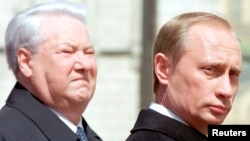 Борис Єльцин (ліворуч) і Володимир Путін. Москва, травень 2000 року