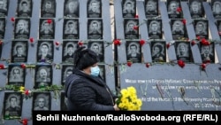 У Києві вшановують пам’ять в річницю початку Революції гідності (фоторепортаж)