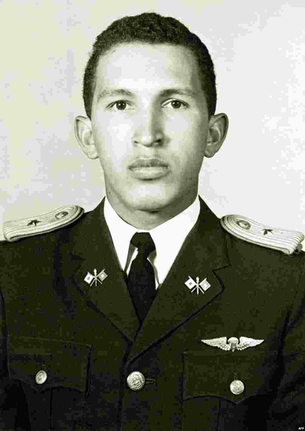 Hərbi akademiyanı bitirən leytenant Hugo Chavez. 1975
