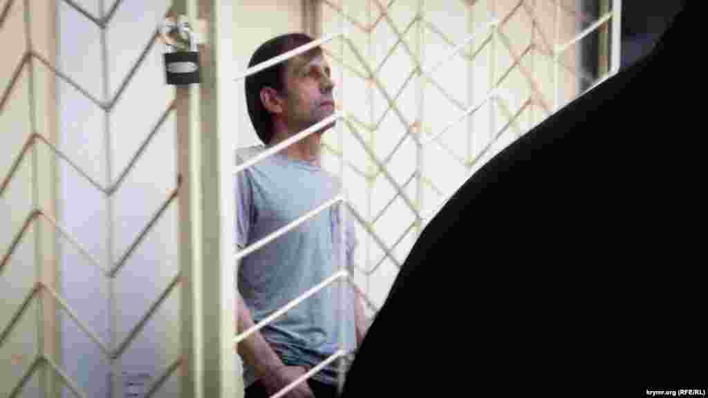 2018 senesi iyül ayı. Vladimir Baluh vaqtınca tutuv izolâtorıñ yolbaşçısı Valeriy Tkaçenkonı köteklev davasınıñ mahkemesinde. Faal yüz künden ziyade açlıq tuta