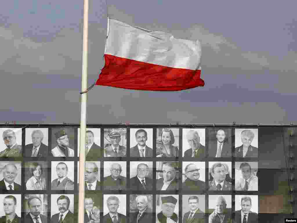 Steagul Poloniei fluturînd în Piața Pilsudski